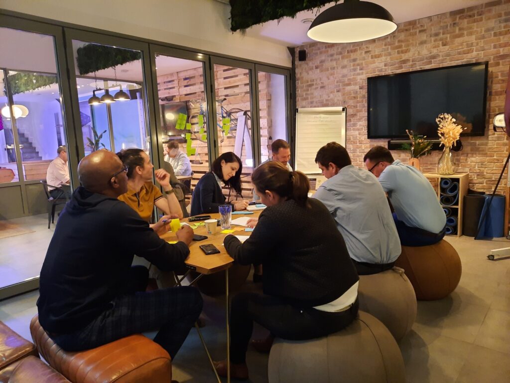 Équipe soudée après séminaire cohésion entreprise Reims